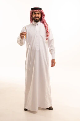 حماية السن من التسوس، تجنب التسوس وأمراض اللثة، بورتريه لرجل عربي خليجي سعودي يرتدي الثوب الابيض والشماغ يمسك بيده فرشاة أسنانه، مفهوم العناية والاهتمام بصحة ونظافة الأسنان، الجسم بالطول الكامل، خلفية بيضاء