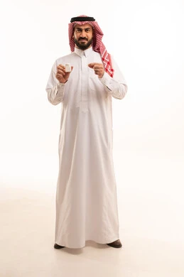 الحفاظ على نظافة الفم بخيط سني بلاستيكي،  التأكد من نظافة الأسنان بعد تناول الطعام، المحافظة على ابتسامة ناصعة البياض،بورترية مقرب لرجل عربي خليجي سعودي يرتدي الثوب الابيض و الشماغ يمسك بيديه علبة الخيط السني, الجسم بالطول الكامل، خلفية بيضاء