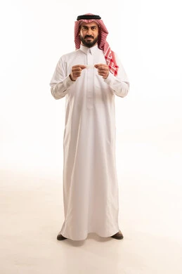 الحفاظ على الأناقة والاعتناء بالجمال الشخصي،  استخدام ماسكات تنظيف المسام ومكونات تجميلية، العناية والاهتمام بنضارة وتحسين البشرة، التخلص من الرؤوس السوداء والجلد الميت، بورترية مقرب لرجل عربي خليجي سعودي يرتدي الثوب الابيض و الشماغ يمسك بيدية لصقات الأنف، الجسم بالطول الكامل،  خلفية بيضاء