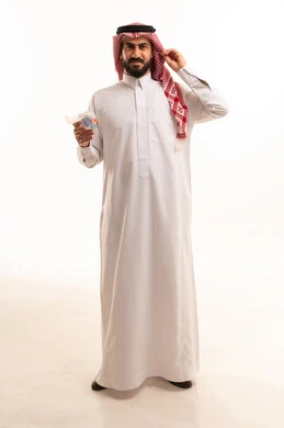 استخدام أعواد ونكاشات القطن، العناية والاهتمام بصحة الأذن، روتين نظافة الأذنين اليومية، بورتريه لرجل عربي خليجي سعودي يرتدي الثوب الابيض و الشماغ  يمسك بيدية نكاشة قطنية, الاهتمام بالمظهر الخارجي, الجسم بالطول الكامل، خلفية بيضاء