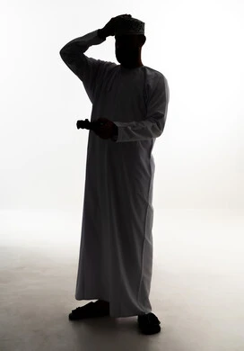 إيماءات الخسارة والخيبة, صورة ظلية لرجل عربي خليجي عماني يرتدي الدشداشة و الكمة يمسك عصا التحكم يضع يديه على رأسه بتعابير الحزن والاستياء، قضاء وقت ممتع في اللعب بألعاب الفيديو، الاستمتاع بالتقنيات والتكنولوجيا الحديثة، الجسم بالطول الكامل، خلفية بيضاء ، سولوليت