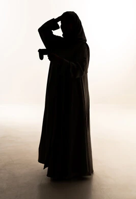 إيماءات الخسارة والخيبة, صورة ظلية لامراه عربيه خليجيه سعودية ترتدي العباءة و الحجاب تمسك عصا التحكم تضع يدبها على رأسها بتعابير الحزن والاستياء، قضاء وقت ممتع في اللعب بألعاب الفيديو، الاستمتاع بالتقنيات والتكنولوجيا الحديثة، الجسم بالطول الكامل، خلفية بيضاء ، سولوليت