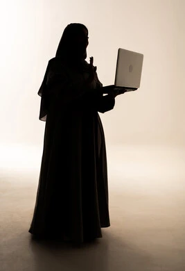 إجراء مكالمة فيديو باستخدام الحاسب المحمول، رفع كف اليد دليل على القاء التحية ورد السلام، تبادل الأخبار مع الأهل والأصدقاء،صورة ظلية لامراه عربيه خليجيه سعودية ترتدي العباءة و الحجاب تقوم بالتواصل مع الأقارب،الجسم بالطول الكامل، خلفية بيضاء ، سولوليت إجراء مكالمة فيديو باستخدام الحاسب المحمول، رفع كف اليد دليل على القاء التحية ورد السلام، تبادل الأخبار مع الأهل والأصدقاء،صورة ظلية لامراه عربيه خليجيه سعودية ترتدي العباءة و الحجاب تقوم بالتواصل مع الأقارب،الجسم بالطول الكامل، خلفية بيضاء ، سولوليت