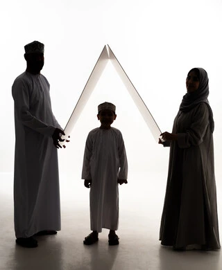 تلبية الاحتياجات المنزليه العائلية، بيع وشراء العقارات، الروابط الأسرية القوية، صورة ظلية لزوجان عربيان سعوديان خليجيان يحملان لوح أبيض فوق رأس الابن، قضاء الوقت مع الأهل والأبناء ، إيماءات السرور والسعادة، الجسم بالطول الكامل، خلفية بيضاء ، سولوليت