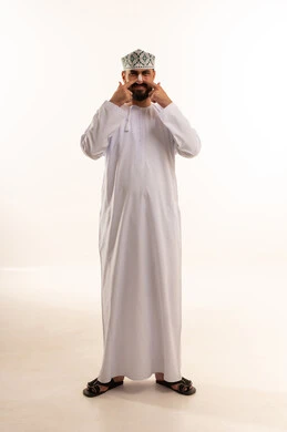 التخلص من الرؤوس السوداء والجلد الميت، بورترية لرجل عربي خليجي عماني يرتدي الدشداشة والكمة يقوم بوضع لصقات الأنف، استخدام ماسكات تنظيف المسام ومكونات تجميلية ، العناية والاهتمام بنضارة وتحسين البشرة، الجسم بالطول الكامل، خلفية بيضا