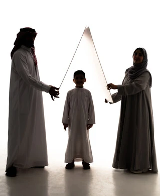 بيع وشراء العقارات، الروابط الأسرية القوية، صورة ظلية لزوجان عربيان سعوديان خليجيان يحملان لوح أبيض فوق رأس الابن، قضاء الوقت مع الأهل والأبناء ، تلبية الاحتياجات المنزليه العائلية، إيماءات السرور والسعادة، الجسم بالطول الكامل، خلفية بيضاء ، سولوليت