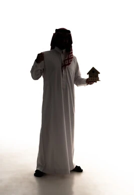 ايماءات السعادة بشراء عقار جديد، صورة ظلية لرجل عربي خليجي سعودي يرتدي الثوب الابيض و الشماغ يحمل بيديه مجسم بيت جديد، امتلاك سكن حديث والاستقرار العائلي، مفهوم الاسكان والتمليك، الجسم بالطول الكامل، خلفية بيضاء ، سولوليت