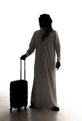 الاستمتاع بالسفر و الرحلات الصيفية، قضاء أوقات ممتعة في الإجازة, صورة ظلية لرجل عربي خليجي سعودي يرتدي الثوب الابيض و الشماغ يمسك بيده حقيبة السفر، صورة للجسم بالطول الكامل, خلفية بيضاء، سولوليت