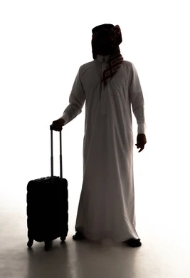 قضاء أوقات ممتعة في الإجازة, الاستمتاع بالسفر و الرحلات الصيفية,صورة ظلية لرجل عربي خليجي سعودي يرتدي الثوب الابيض و الشماغ يمسك بيده حقيبة السفر، صورة للجسم بالطول الكامل, خلفية بيضاء، سولوليت