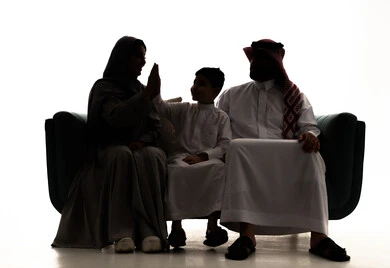 إيماءات ضرب الكف، مفهوم الحب والألفة بين الابناء، قضاء وقت ممتع باللعب مع الاولاد، صورة ظلية لام عربيه خليجيه سعودية ترتدي العباءة و الحجاب تجلس على الاريكه برفقة زوجها تشير بكف يديها مقابل كف يد ابنها، خلفية بيضاء، سولوليت إيماءات ضرب الكف، مفهوم الحب والألفة بين الابناء، قضاء وقت ممتع باللعب مع الاولاد، صورة ظلية لام عربيه خليجيه سعودية ترتدي العباءة و الحجاب تجلس على الاريكه برفقة زوجها تشير بكف يديها مقابل كف يد ابنها، خلفية بيضاء، سولوليت