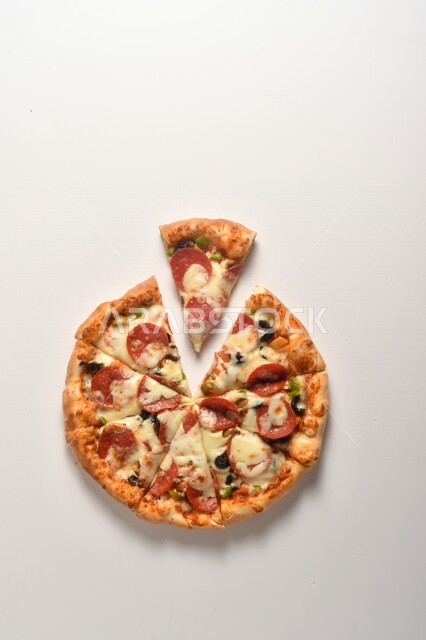 فطيرة البيتزا الشهيه الطازجه, بيتزا بالخضار والبيبروني, قطعه شهيه من فطيرة البيتزا, وجبات سريعه