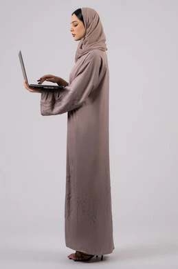 تصفح الإنترنت وإستخدام اجهزة تقنية حديثة، فتاة عربية خليجية اماراتية تقوم بالعمل على الحاسوب المحمول،  اجراء مكالمات الفيديو،العمل لتحقيق الاهداف والاستراتيجيات، سيده سعودية تستخدم الحاسوب المحمول لإنجاز المهام، إدارة شؤون الأعمال وتنظيمها،خلفية بيضاء