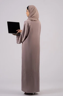 اجراء مكالمات الفيديو،العمل لتحقيق الاهداف والاستراتيجيات، سيده سعودية تستخدم الحاسوب المحمول لإنجاز المهام، إدارة شؤون الأعمال وتنظيمها، تصفح الإنترنت وإستخدام اجهزة تقنية حديثة،فتاة عربية خليجية اماراتية تقوم بالعمل على الحاسوب المحمول،  خلفية بيضاء