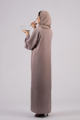 مكياج وميكاب تتوريال، صالون نسائي راقي، التسويق لمنتجات التجميل ،بورتريه من الخلف لفتاه عربيه سعودية خليجيه ترتدي العباءة والحجاب تحمل بيدها فرشاة توريد الخدود ، سيدة اماراتية تستخدم أدوات تجميل نسائيه عصريه، مفهوم الانوثه والاهتمام بالمظهر الخارجي