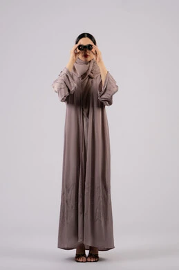 محاولة رؤيه شئ ما، بورتريه لامرأة عربية خليجية اماراتية محجبة ترتدي العباءة والحجاب تنظر من خلال منظار بايماءات الدهشه و الاستغراب, حب الاستكشاف والمغامرة،التخطيط المستقبلي للأهداف و الطموحات، شابة سعودية تقوم برؤية الاشياء البعيدة عبر التلسكوب