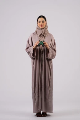 حب الاستكشاف والمغامرة،التخطيط المستقبلي للأهداف و الطموحات، بورتريه لامرأة عربية خليجية اماراتية محجبة ترتدي العباءة والحجاب تنظر من خلال منظار بايماءات الدهشه و الاستغراب, شابة سعودية تقوم برؤية الاشياء البعيدة عبر التلسكوب