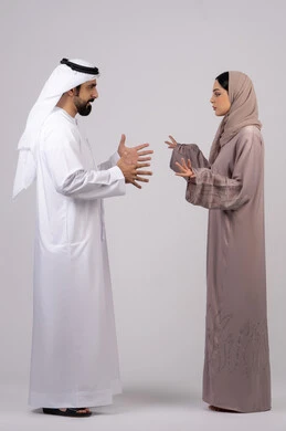 سوء تفاهم بين الازواج  ،شجار بين الزوجين ، مشاكل عائلية وصراع اسري ،ازمة في العلاقات الاسرية ، رجل اماراتي يضرب زوجته بعنف ،  بورتريه لزوجان عربيان خليجيان اماراتيان يتجادلان مع بعض، خلفية بيضاء