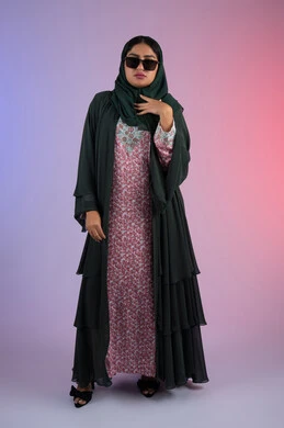 الجسم بالطول الكامل، أزياء محجبات عصرية وأنيقة، الاهتمام بالموضة والأناقة, بورترية لامرأة عربية خليجية إماراتية ترتدي العباءة الملونه و النظارة الشمسية تنظر بثقه و اعتزازبالنفس , شابة سعودية تقف باستقامه و تنظر إلى الكاميرا بإيماءات الدلع و الانوثه ، خلفية ملونه