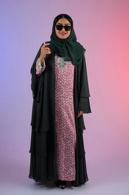 الاهتمام بالموضة والأناقة, مفهوم العناية بالمظهر الخارجي, بورترية  لامرأة عربية خليجية إماراتية ترتدي العباءة الملونه و النظارة الشمسية تنظر بثقه و اعتزازبالنفس , شابة سعودية تقف باستقامه و تنظر إلى الكاميرا بإيماءات الدلع و الانوثه, الجسم بالطول الكامل ، خلفية ملونه