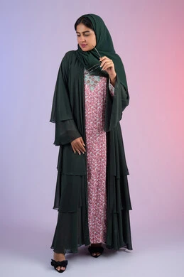 عرض الأزياء والموديلات الحديثة، العناية بالجمال والإطلالة المتميزة، بورترية لسيدة عربية خليجية اماراتية مبتسمه محجبة ترتدي العباءه الملونه تمسك بيدها النظارة الشمسية ، سيدة سعودية تنظر الى الكاميرا بايماءات السعادة و السرور، الجسم بالطول الكامل، خلفية ملونه