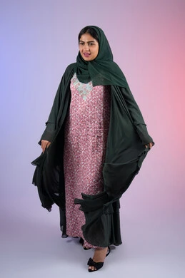 النظرة المستقبلية والتفكير لتحقيق النجاح، أزياء محجبات راقية، مفهوم الأنوثة والنعومة، الجمال والاهتمام بالمظهر الخارجي، سيدة سعودية تنظر  بإيماءات السرور والسعادة، بورتريه  لامرأة عربية خليجية اماراتية ترتدي الحجاب والعباءة تقف باستقامة بتعابير الثقة بالنفس، الجسم بالطول الكامل، خلفية ملونه