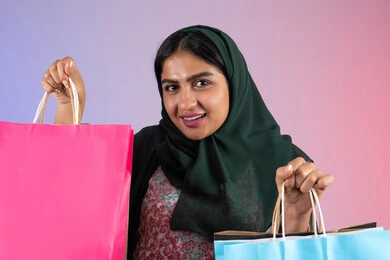 مفهوم الموضة والأناقة، الأثر الإيجابي للتسوق على السيدات، سيدة اماراتية تستفيد من العروض الموسمية والتخفيضات، بورترية مقرب لسيده عربية خليجية سعودية مبتسمة ترتدي العباءه والحجاب تحمل بيدها أكياس التسوق الملونه ، خلفية ملونه مفهوم الموضة والأناقة، الأثر الإيجابي للتسوق على السيدات، سيدة اماراتية تستفيد من العروض الموسمية والتخفيضات، بورترية مقرب لسيده عربية خليجية سعودية مبتسمة ترتدي العباءه والحجاب تحمل بيدها أكياس التسوق الملونه ، خلفية ملونه