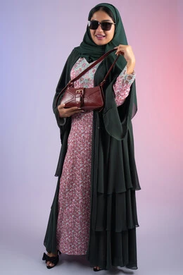 Following fashion trends, displaying fashion, bags and accessories with modern designs, marketing Emirati products and international brands, portrait of a smiling Emirati Gulf Arab woman wearing modern sunglasses, a Saudi woman carrying a luxury bag, colorful background