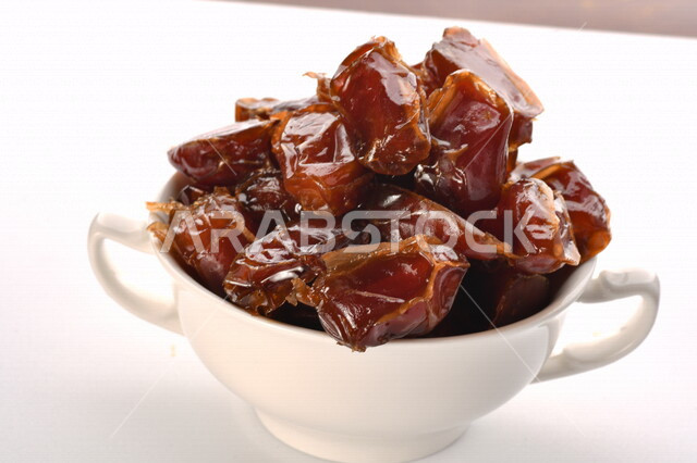 صحن مليء بالتمر, تمر خلاص تمر صحي ولذيذ, وعاء من التمر المكنوز, تمور المملكه العربيه السعوديه, تمور المدينه المنوره
