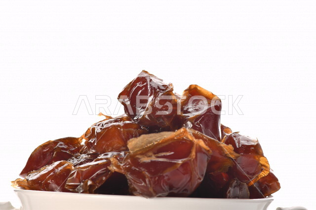 صحن مليء بالتمر, تمر خلاص تمر صحي ولذيذ, وعاء من التمر المكنوز, تمور المملكه العربيه السعوديه, تمور المدينه المنوره