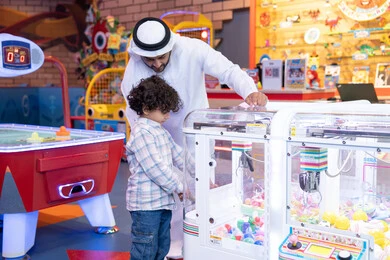 قضاء اوقات ممتعه مع العائله، رجل عربي خليجي اماراتي يرتدي الكندورة و الغتره يستمتع بقضاء وقت العطله مع ابنه، أجواء تفاعلية مبهجة ، مشاركة الأب ابنه لحظات المرح والحماس ، تعابير السرور والسعادة، طفل خليجي يرتدي الزي الكاجوال يقوم بلعب على اله المخلب قضاء اوقات ممتعه مع العائله، رجل عربي خليجي اماراتي يرتدي الكندورة و الغتره يستمتع بقضاء وقت العطله مع ابنه، أجواء تفاعلية مبهجة ، مشاركة الأب ابنه لحظات المرح والحماس ، تعابير السرور والسعادة، طفل خليجي يرتدي الزي الكاجوال يقوم بلعب على اله المخلب