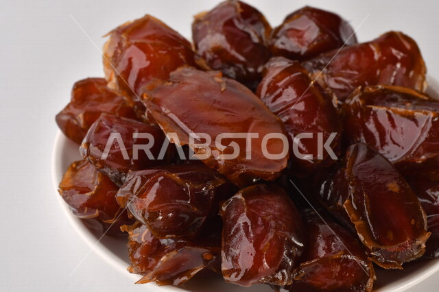 صحن مليء بالتمر, تمر خلاص تمر صحي ولذيذ, وعاء من التمر المكنوز, تمور المملكه العربيه السعوديه, تمور المدينه المنوره