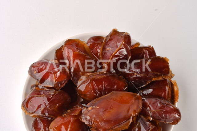 صحن مليء بالتمر, تمر خلاص تمر صحي ولذيذ, وعاء من التمر المكنوز, تمور المملكه العربيه السعوديه, تمور المدينه المنوره