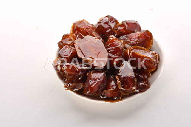 صحن مليء بالتمر, تمر خلاص تمر صحي ولذيذ, وعاء من التمر المكنوز, تمور المملكه العربيه السعوديه, تمور المدينه المنوره