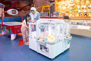 الاستمتاع باللعب مع الأطفال، قضاء إجازة نهاية الأسبوع في أماكن المتعة والتسلية، ام عربيه خليجيه اماراتية ترتدي العباءه الملونه تقوم بقضاء وقت ممتع مع ابنتها فى مدينة الملاهي ، طفله خليجيه تقوم بالعب على اله المخلب بايماءات السعادة و السرور ، العاب الكترونية ، الترفيه في العطلة الصيفية الاستمتاع باللعب مع الأطفال، قضاء إجازة نهاية الأسبوع في أماكن المتعة والتسلية، ام عربيه خليجيه اماراتية ترتدي العباءه الملونه تقوم بقضاء وقت ممتع مع ابنتها فى مدينة الملاهي ، طفله خليجيه تقوم بالعب على اله المخلب بايماءات السعادة و السرور ، العاب الكترونية ، الترفيه في العطلة الصيفية