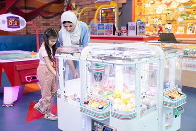 قضاء إجازة نهاية الأسبوع في أماكن المتعة والتسلية، ام عربيه خليجيه اماراتية ترتدي العباءه الملونه تقوم بقضاء وقت ممتع مع ابنتها فى مدينة الملاهي ، طفله خليجيه تقوم بالعب على اله المخلب بايماءات السعادة و السرور ، الاستمتاع باللعب مع الأطفال ، العاب الكترونية ، الترفيه في العطلة الصيفية قضاء إجازة نهاية الأسبوع في أماكن المتعة والتسلية، ام عربيه خليجيه اماراتية ترتدي العباءه الملونه تقوم بقضاء وقت ممتع مع ابنتها فى مدينة الملاهي ، طفله خليجيه تقوم بالعب على اله المخلب بايماءات السعادة و السرور ، الاستمتاع باللعب مع الأطفال ، العاب الكترونية ، الترفيه في العطلة الصيفية