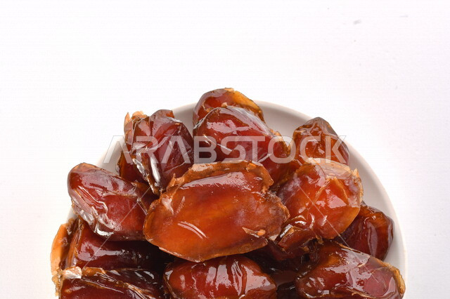 صحن مليء بالتمر, تمر خلاص تمر صحي ولذيذ, وعاء من التمر المكنوز, تمور المملكه العربيه السعوديه, تمور المدينه المنوره