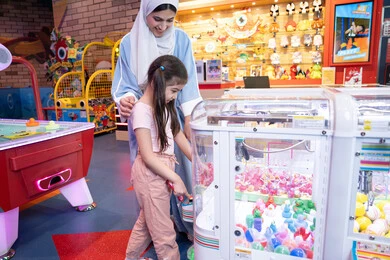 القيام بنشاط ترفيهي في عطلة نهاية الأسبوع، ارتياد الصالة المغلقة المخصصة للأطفال، فتاة صغيرة عربية خليجية ترتدي الزي الكاجوال تلهو وتلعب بحماس ونشاط، تفريغ الطاقة باللعب واللهو والمرح ، ام عربية خليجيه اماراتية ترتدي العباءة الملونه تقوم بالتنزه مع ابنتها القيام بنشاط ترفيهي في عطلة نهاية الأسبوع، ارتياد الصالة المغلقة المخصصة للأطفال، فتاة صغيرة عربية خليجية ترتدي الزي الكاجوال تلهو وتلعب بحماس ونشاط، تفريغ الطاقة باللعب واللهو والمرح ، ام عربية خليجيه اماراتية ترتدي العباءة الملونه تقوم بالتنزه مع ابنتها