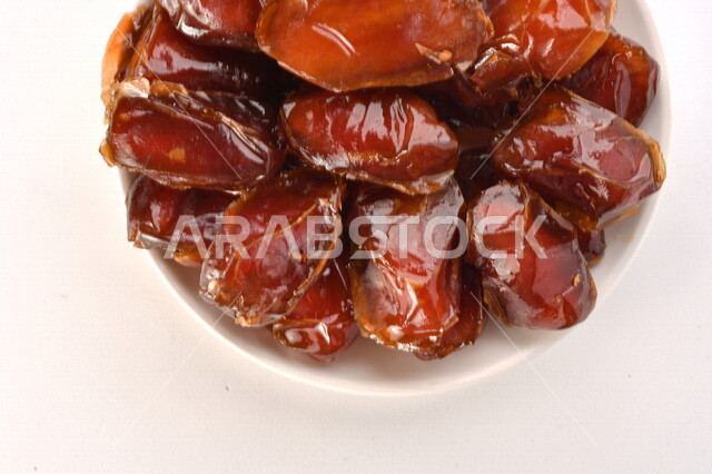صحن مليء بالتمر, تمر خلاص تمر صحي ولذيذ, وعاء من التمر المكنوز, تمور المملكه العربيه السعوديه, تمور المدينه المنوره