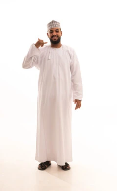 إنتظار مكالمة وإستخدام الميكروفون،بورتريه لشاب عربي خليجي عماني يرتدي الدشداشة والكمه يرفع يده بإيماءات الإتصال وإجراء مكالمة هاتفية، تعابير الفرح والسرور، صورة الجسم بالطول الكامل, خلفية بيضاء