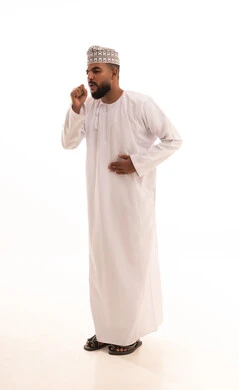 الاصابة بفايروس كورونا ، الشعور بالمرض والكحة، الانفلونزا والتهاب الرئه، بورتريه لرجل عربي عماني يرتدي الدشداشة والكمه يعاني من السعال، الشعور بالتعب والإرهاق، الجسم بالطول الكامل، خلفية بيضاء