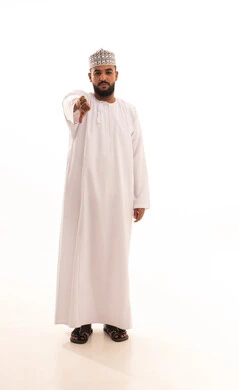 حركة يد وايماءات وجه تدل على عدم الإعجاب والموافقة، بورتريه لرجل عربي عماني يرتدي الدشداشة والكمه تظهر عليه علامات عدم القبول، الإشارة بإصبع الإبهام للاسفل دليل الرفض، الجسم بالطول الكامل، خلفية بيضاء