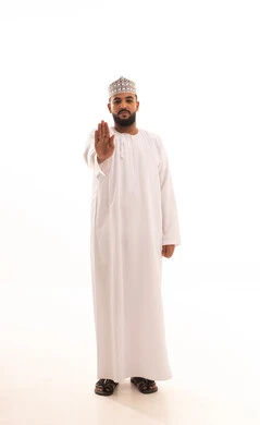 الأمر بالتوقف عن فعل شيء ما، تعابير الرفض والإمتناع، ورتريه لشاب عربي خليجي عماني يرتدي الدشداشة والكمه يرفع يده بإيماءات النهي، الشعور بالإنزعاج والغضب، الطول الكامل للجسم، خلفية بيضاء