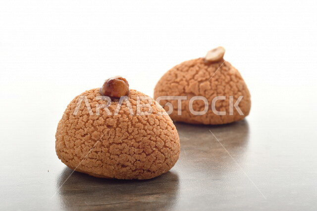 فطيره محلاه, دونات, بنز, حلا قهوه , قطع من الحلوى مقطعه على طاوله 