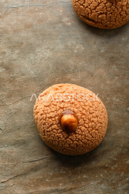 فطيره محلاه, دونات, بنز, حلا قهوه , قطع من الحلوى مقطعه على طاوله 