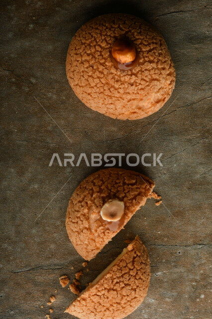 فطيره محلاه, دونات, بنز, حلا قهوه , قطع من الحلوى مقطعه على طاوله 