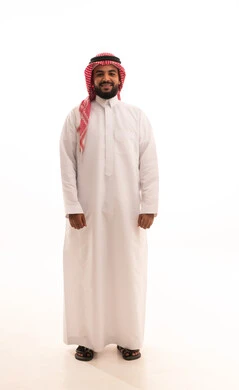 مفهوم الرجولة والقوة والثقة بالنفس، بورتريه لرجل عربي خليجي سعودي يرتدي الشماغ والزي التقليدي ينظر إلى الكاميرا بإيماءات السرور والفرح، الاهتمام والأناقه في المظهر الخارجي،الجسم بالطول الكامل، خلفية بيضاء