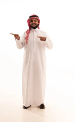 تعابير الفرح والسرور والاشاره الى شئ ما،بورتريه لرجل عربي خليجي سعودي مبتسم يرتدي الشماغ والثوب التقليدي يشير بإصبع السبابة ليده الأخرى، الامساك بعنصر ما بإيماءات الاعجاب، خلفية بيضاء