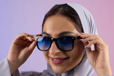 الاهتمام بالاناقة والمظهر الخارجي، سيدة اماراتية ترتدي عباءة ونظارة, الاستمتاع بامتلاك اكسسوارات عصرية, إيماءات الانوثة والجمال, بورترية مقرب لامرأة عربية خليجية سعودية محجبة تقوم بتجربة النظارات الشمسية الجديدة, النظر إلى الكاميرا بتعابير السرور، خلفية ملونة الاهتمام بالاناقة والمظهر الخارجي، سيدة اماراتية ترتدي عباءة ونظارة, الاستمتاع بامتلاك اكسسوارات عصرية, إيماءات الانوثة والجمال, بورترية مقرب لامرأة عربية خليجية سعودية محجبة تقوم بتجربة النظارات الشمسية الجديدة, النظر إلى الكاميرا بتعابير السرور، خلفية ملونة