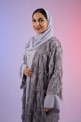 مفهوم الانوثة والأناقة والجمال, عرض أزياء نسائية عصرية، الاهتمام بالمظهر الخارجي، سيدة اماراتية مبتسمة ترتدي عباءة، بورتريه لامرأة عربية خليجية سعودية محجبة تنظر إلى الكاميرا بتعابير السرور والسعادة, خلفية ملونة مفهوم الانوثة والأناقة والجمال, عرض أزياء نسائية عصرية، الاهتمام بالمظهر الخارجي، سيدة اماراتية مبتسمة ترتدي عباءة، بورتريه لامرأة عربية خليجية سعودية محجبة تنظر إلى الكاميرا بتعابير السرور والسعادة, خلفية ملونة