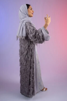 مفهوم التعطر والتطيب، عطورات عربية خليجية، استخدام العود العطري، التسويق للعطور والزيوت الطبيعية العالمية، سيدة اماراتية تسوق للمنتجات العطرية، بورتريه من الجانب لامرأه عربيه سعودية محجبة ترتدي العباءة تقوم برش العطر، الجسم بالطول الكامل، خلفية ملونة مفهوم التعطر والتطيب، عطورات عربية خليجية، استخدام العود العطري، التسويق للعطور والزيوت الطبيعية العالمية، سيدة اماراتية تسوق للمنتجات العطرية، بورتريه من الجانب لامرأه عربيه سعودية محجبة ترتدي العباءة تقوم برش العطر، الجسم بالطول الكامل، خلفية ملونة